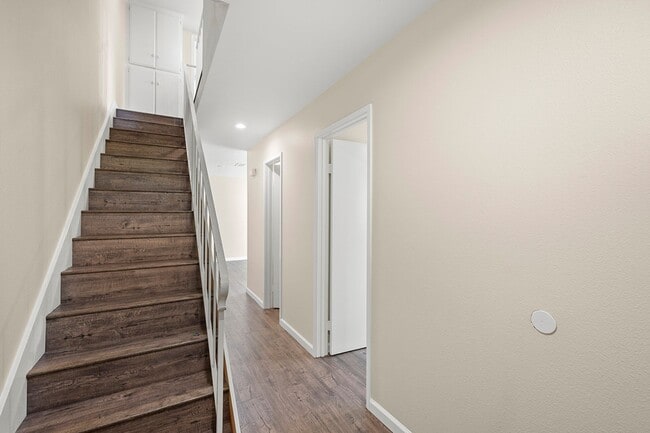 Building Photo - Spacious 4-Bedroom 2.5-Bathroom Townhome 5...