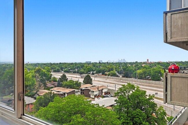 Building Photo - $1,095.95, 1 bed, 1 bath, located in Denver with a gorgeous sunroom