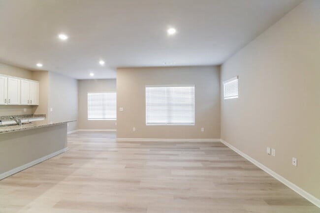 Building Photo - 501 Brady Dr