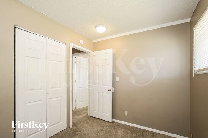 Building Photo - 4834 N Kenyon Dr