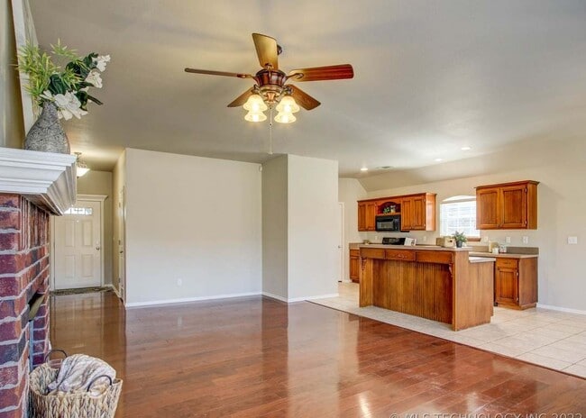 Building Photo - 12414 S Cedar Ave