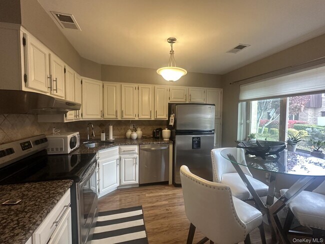 Building Photo - 200 Hilton Ave