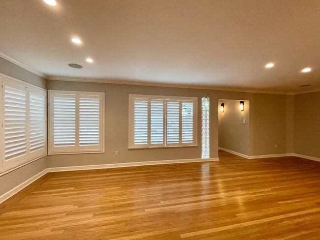 Building Photo - Charming 3 Bedroom 2 Bath Home in Old Town...