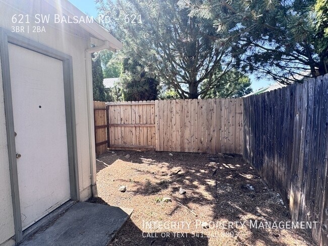 Building Photo - 621 SW Balsam Rd