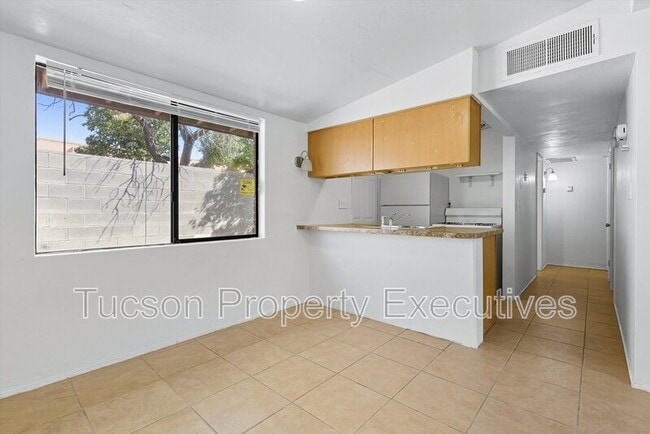 Building Photo - 1662 N Beverly Ave