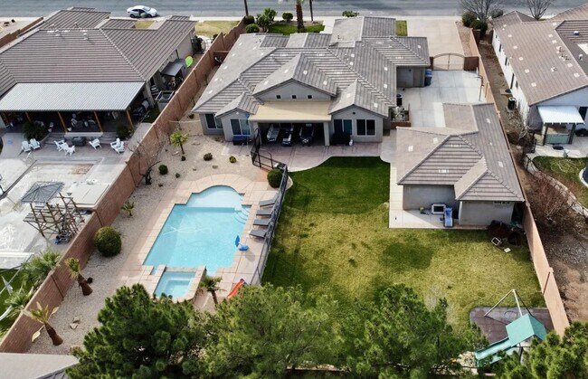 Building Photo - Hurricane Main Home