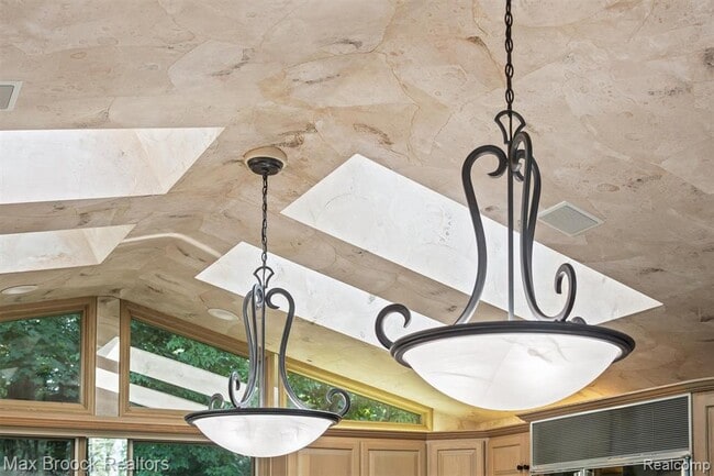 Building Photo - 3333 W Shore Dr