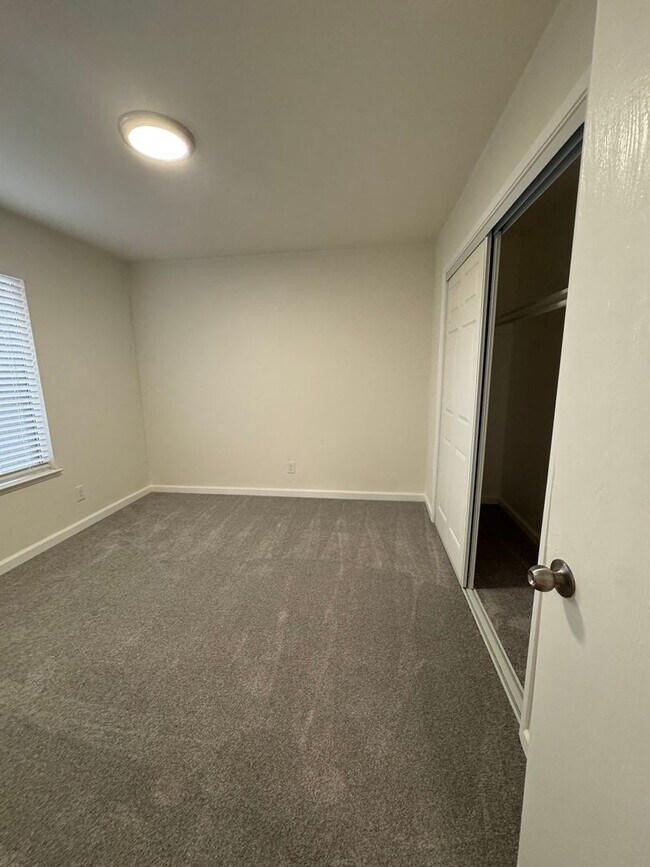 Building Photo - Downstairs 2 bed, 1 bath newly remolded unit coming soon!!