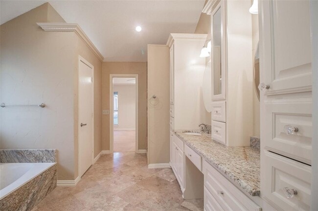 Building Photo - White Rock Highlands  4 bedrooms, 2.5 baths