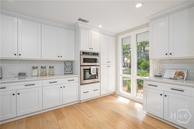 Building Photo - 10 Howley Ln