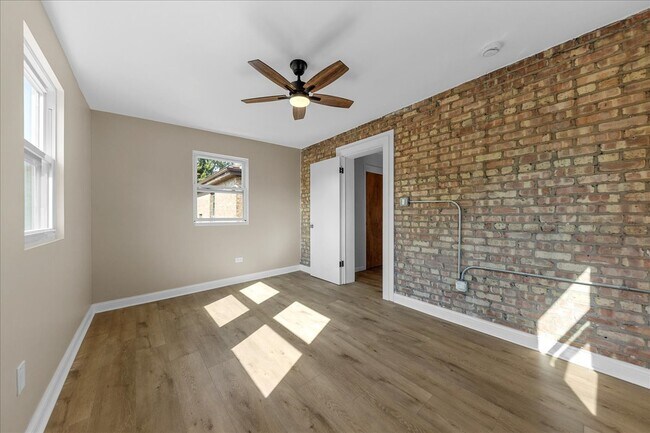Building Photo - 2131 W 53rd Pl