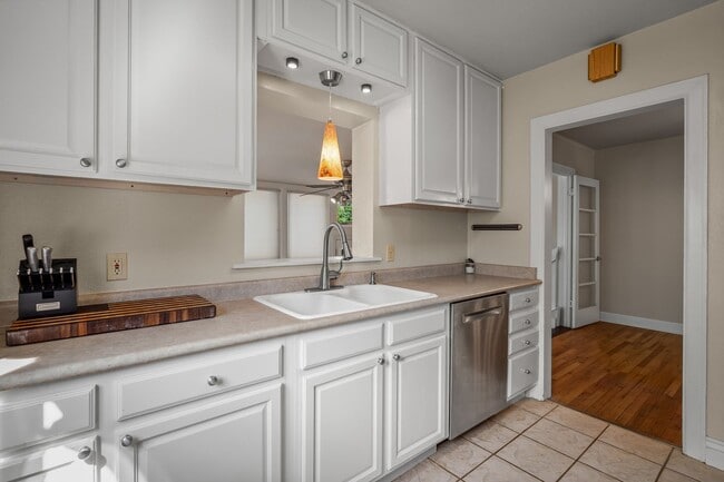 Building Photo - 720 N Foote Ave