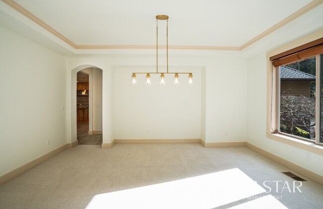 Building Photo - Gorgeous, Gated and Lake Front in Oregon City