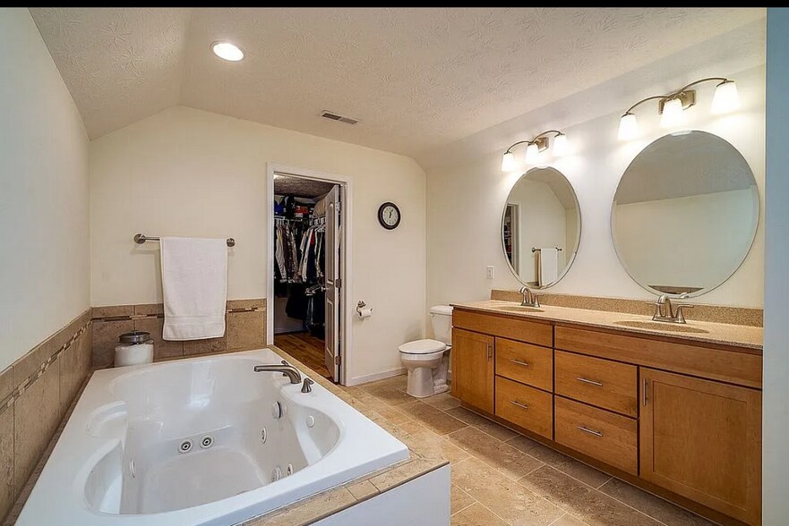 Master bath--garden tub and dual sinks - 1238 Freedom Pt
