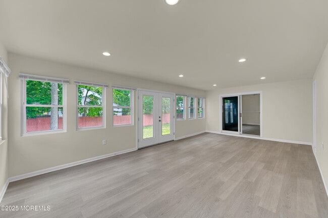 Building Photo - 895 Raleigh Dr