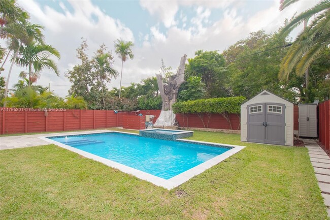 Building Photo - 3722 Royal Palm Ave