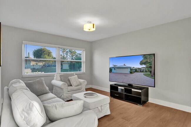 Building Photo - 620 W Palmetto Park Rd