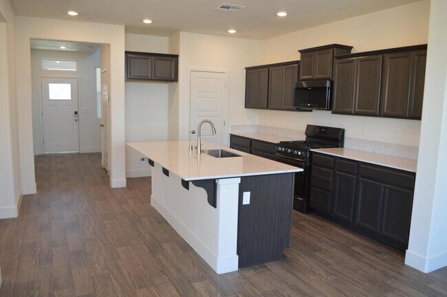 Building Photo - 2465 Pineda Dr