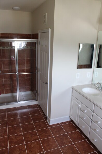 Master shower - 14752 Potomac Branch Dr