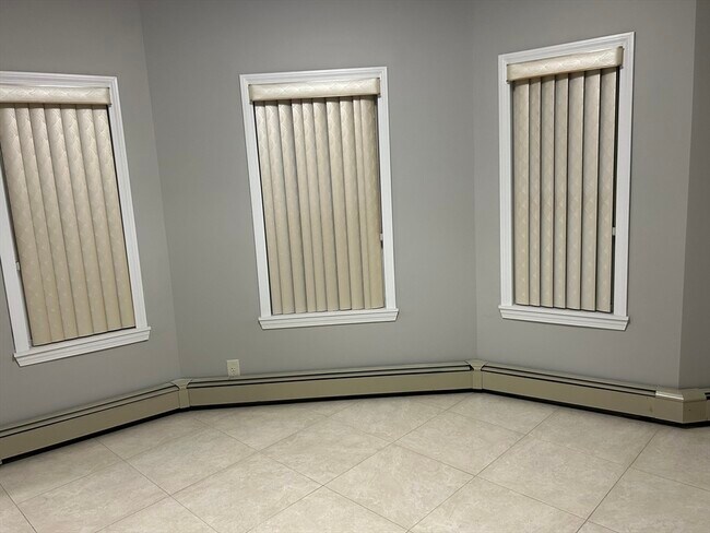 Building Photo - 58 Maple St