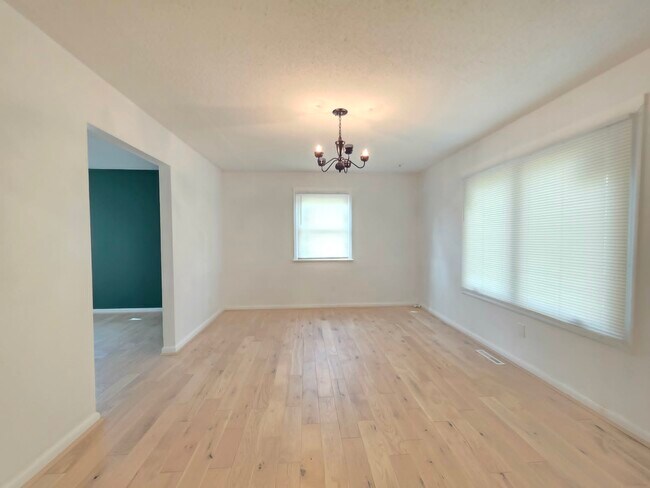 Building Photo - 8241 Robin Hood Dr