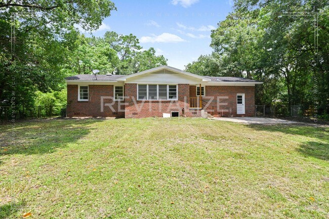 Building Photo - 2505 Robin Hood Dr