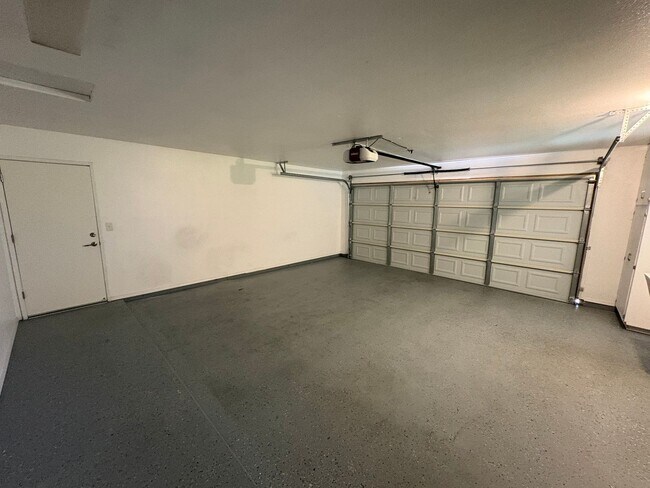 Building Photo - Beautiful Home with solar Rent Ready!