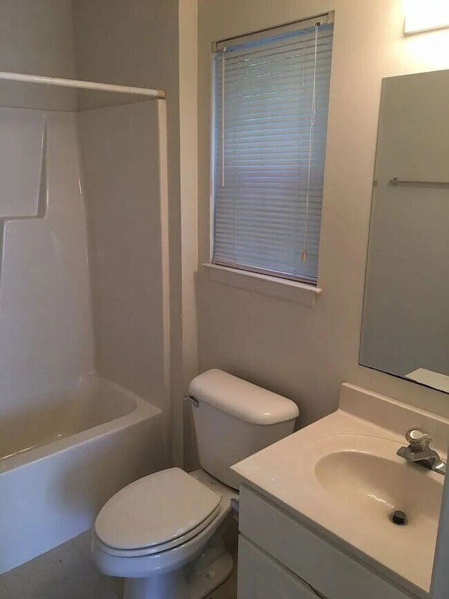 Building Photo - COMING SOON - 1 Bedroom House with Garage on Masonboro Loop