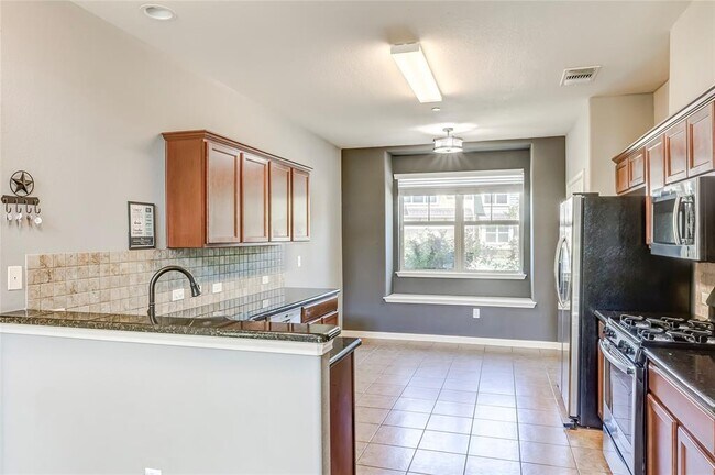 Building Photo - 1620 Bryant Dr