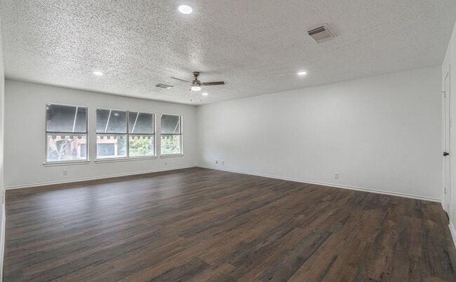 Building Photo - Recently Rehabbed Spacious Two Story in Convenient and Popular Huntington Place