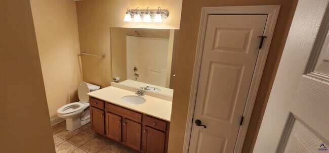 Building Photo - 402 Nandina Ct