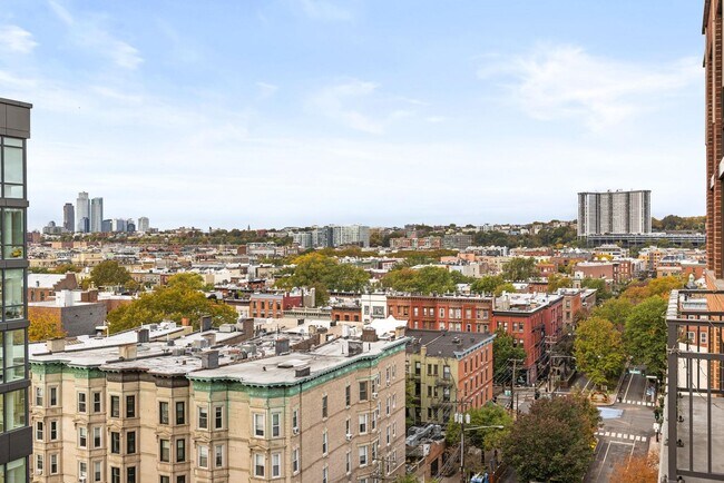 Building Photo - 1100 Maxwell Ln