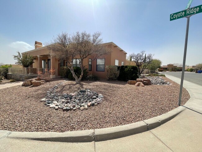 Building Photo - Beautiful 3 Bedroom/2.5 Bath w/ Office off...