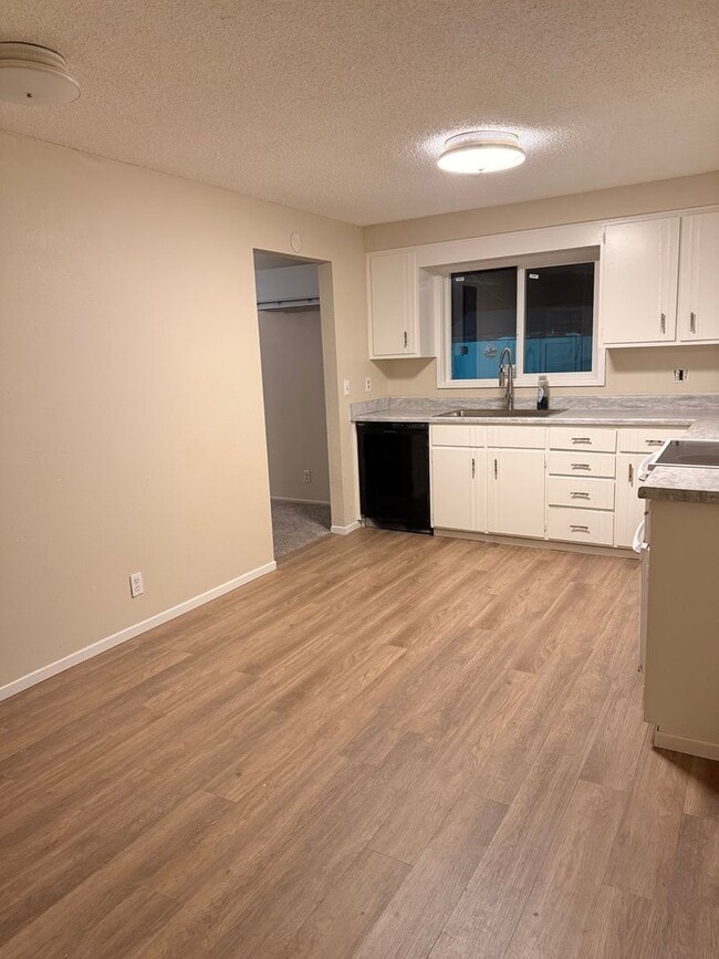 Building Photo - 3 bedroom, 1.5 bath house in Eugene!