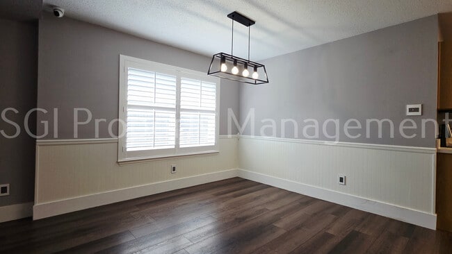 Building Photo - 5004 Evergreen Dr