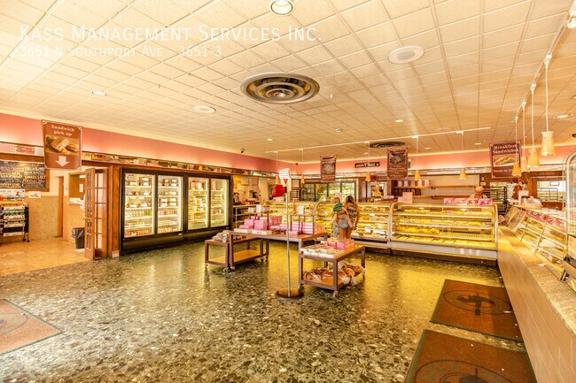 Building Photo - Newer Construction Prime Southport Corrido...