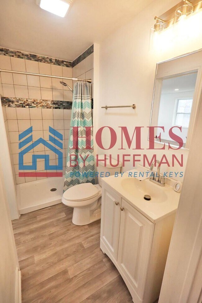 Building Photo - 910 Harriet St