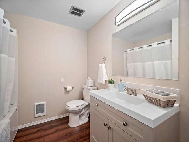 Building Photo - Clean and Cozy 2 bedroom condo with private parking