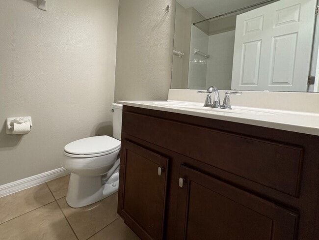 Building Photo - Gorgeous Lake View 3 BR 2.5 bath Luxury To...