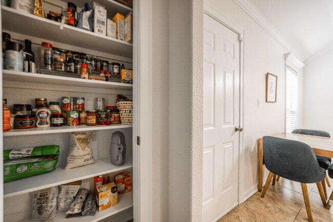 Building Photo - 3960 W Mountain View Dr