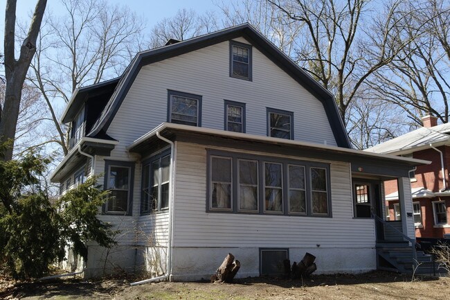 Primary Photo - 907 S Busey Ave