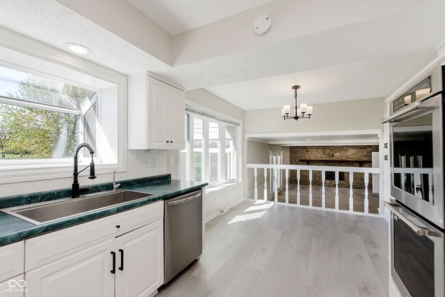 Building Photo - 3037 Golfview Dr