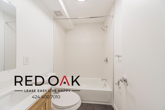 Building Photo - 211 1/2 W 47th St