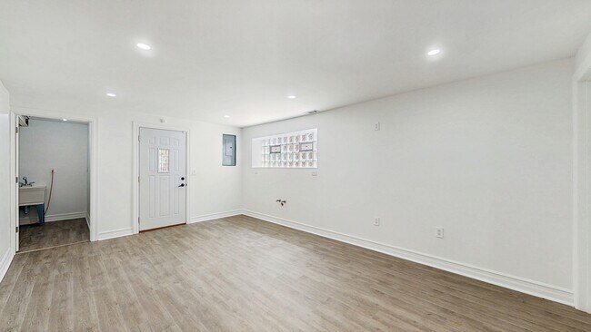 Building Photo - 6429 S California Ave