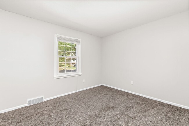 Building Photo - Spacious Overland Park 4 Bedroom Home - Av...