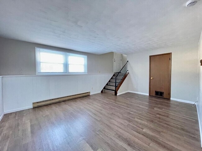 Building Photo - SPACIOUS 2 Bedroom Duplex Available!