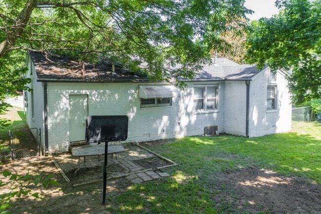 Building Photo - Freshly Updated House