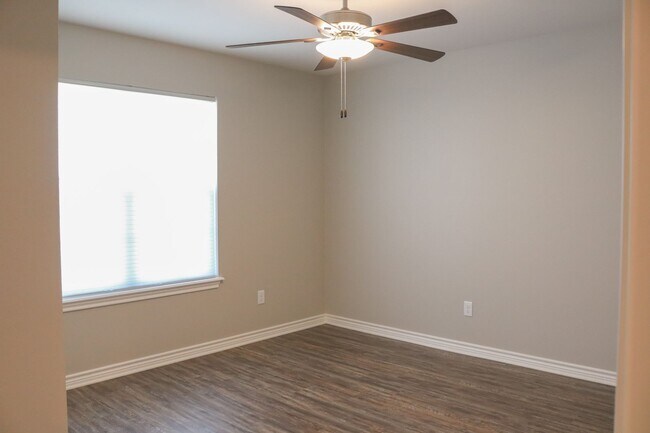 Building Photo - 5421 Meadow Ridge Dr