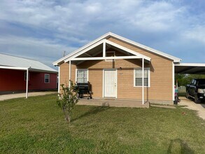 Building Photo - 3 bed 1 bath, no fenced yard, Available February 14th!