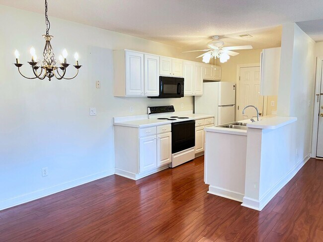 Building Photo - Ground Floor 3 Bedroom, 2 Bath Condo Available Now in Murrells Inlet!
